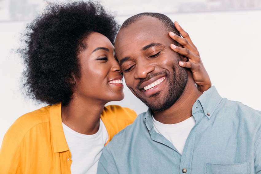 زوجين في الحب مع رجل بدون شعر